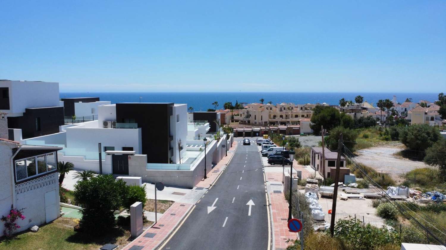 Casa renovada con piscina de inmersión y impresionantes vistas al mar a 500 metros de la playa de Burriana en Nerja