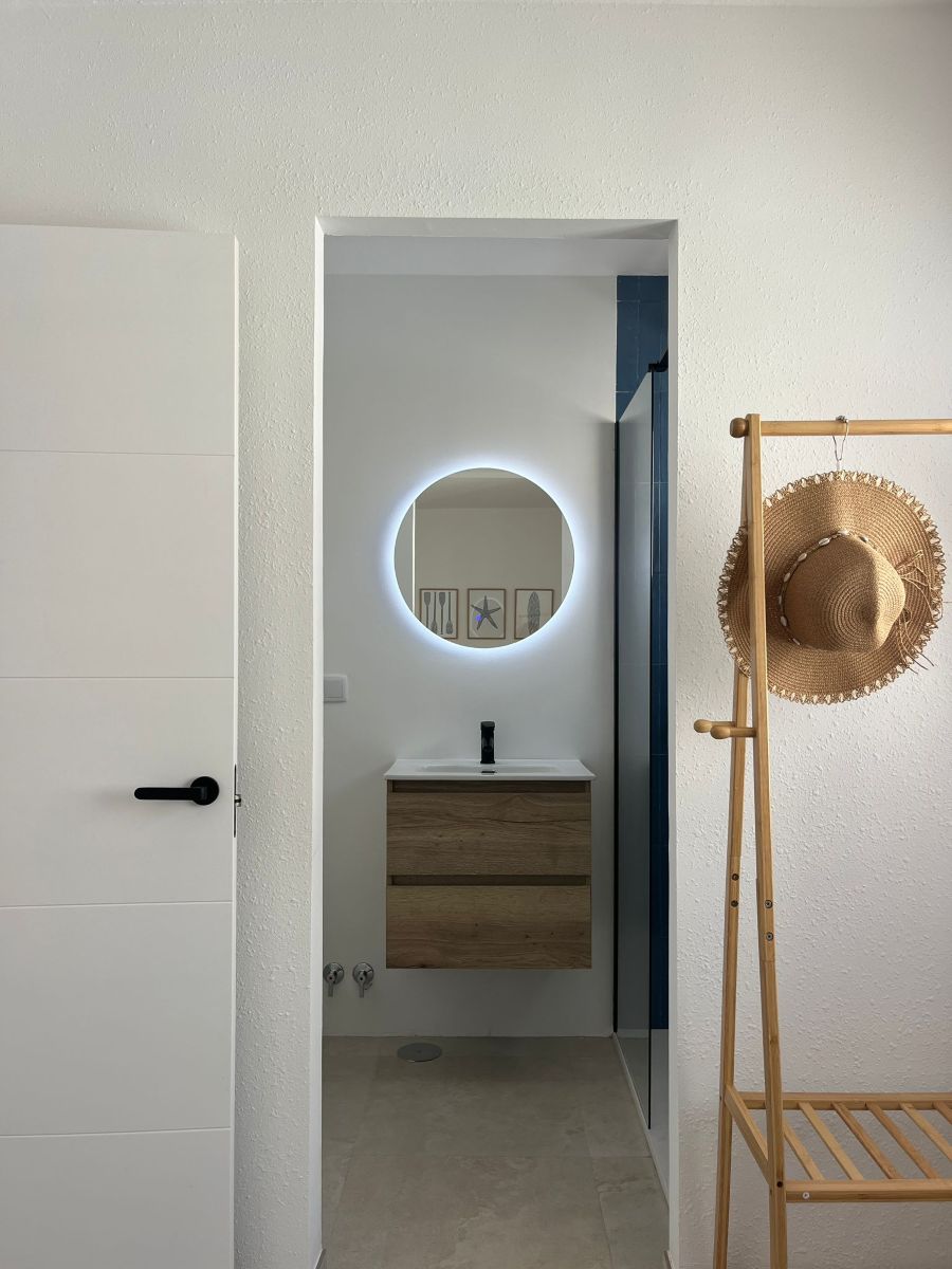 Gerenoveerd huis met plunge pool en prachtig uitzicht op zee op 500 meter van het Burriana strand in Nerja