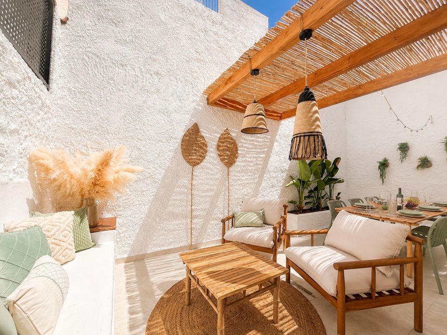 Casa renovada con piscina de inmersión y impresionantes vistas al mar a 500 metros de la playa de Burriana en Nerja