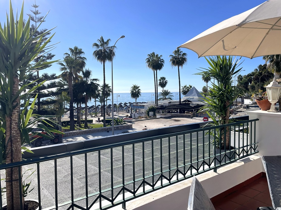 Nydelig leilighet på første linje Burriana-strand i Nerja