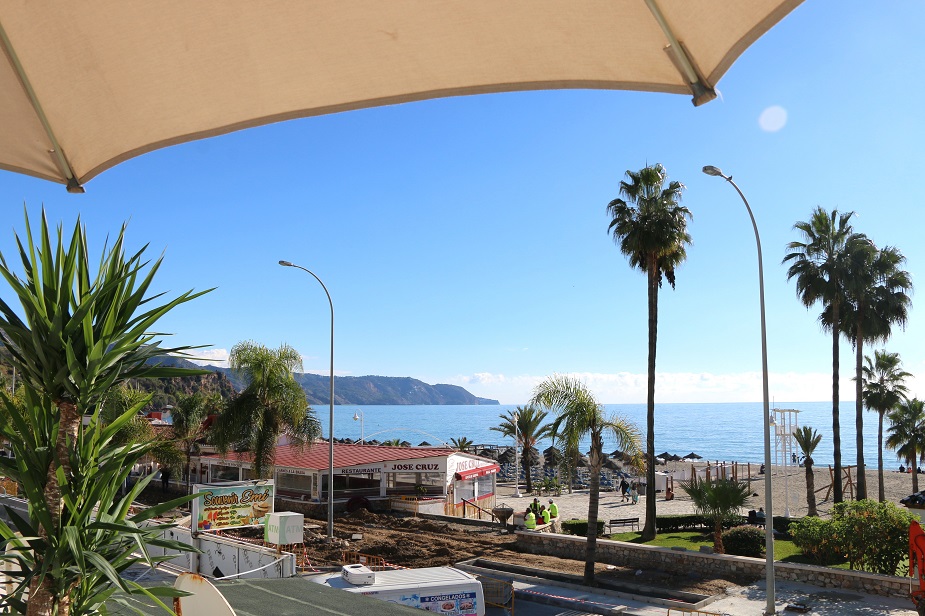 Nydelig leilighet på første linje Burriana-strand i Nerja
