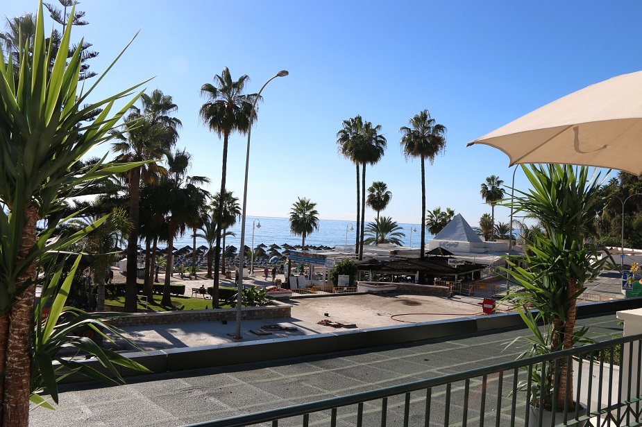 Nydelig leilighet på første linje Burriana-strand i Nerja