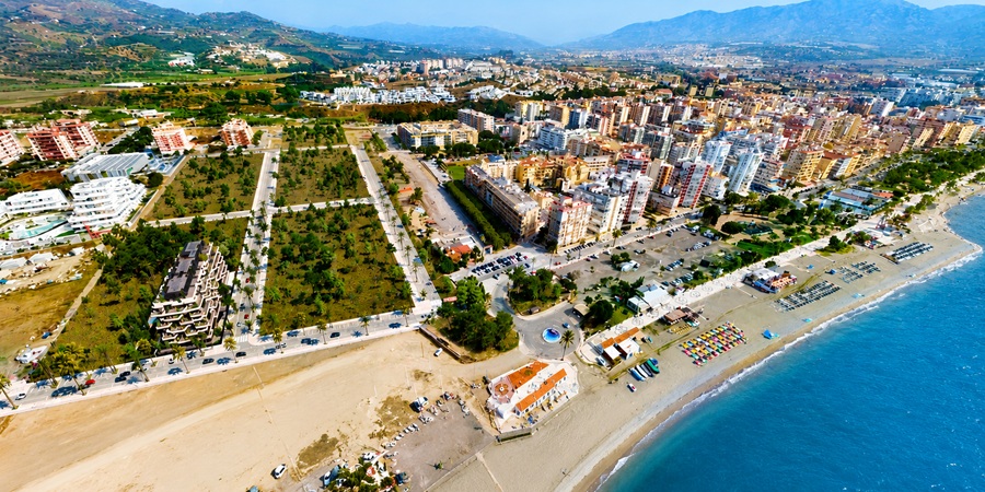 Luxe nieuwbouw project aan eerste lijn strand in Torre del Mar