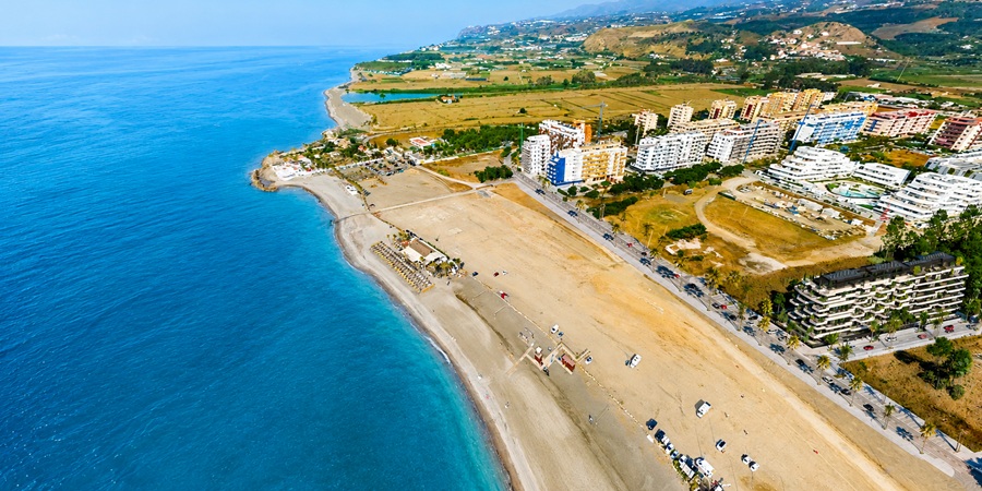 Luxe nieuwbouw project aan eerste lijn strand in Torre del Mar