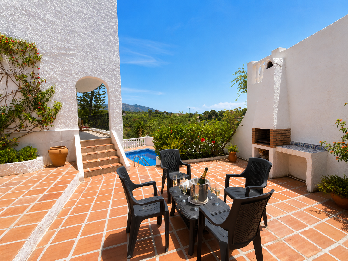 Vrijstaande villa met zeezicht, privézwembad en ideale ligging nabij Playa Burriana – Nerja