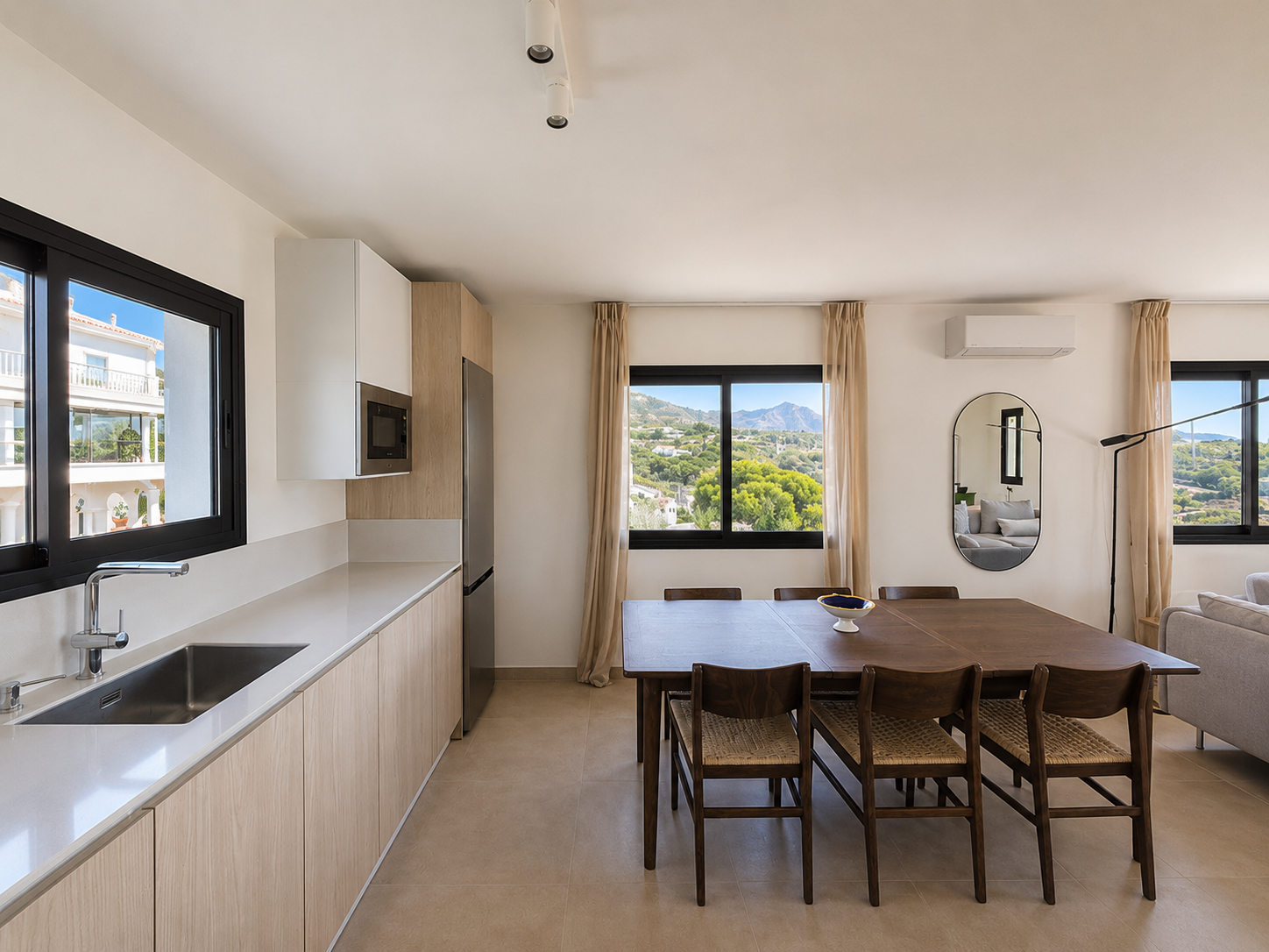 Vrijstaande villa met zeezicht, privézwembad en ideale ligging nabij Playa Burriana – Nerja