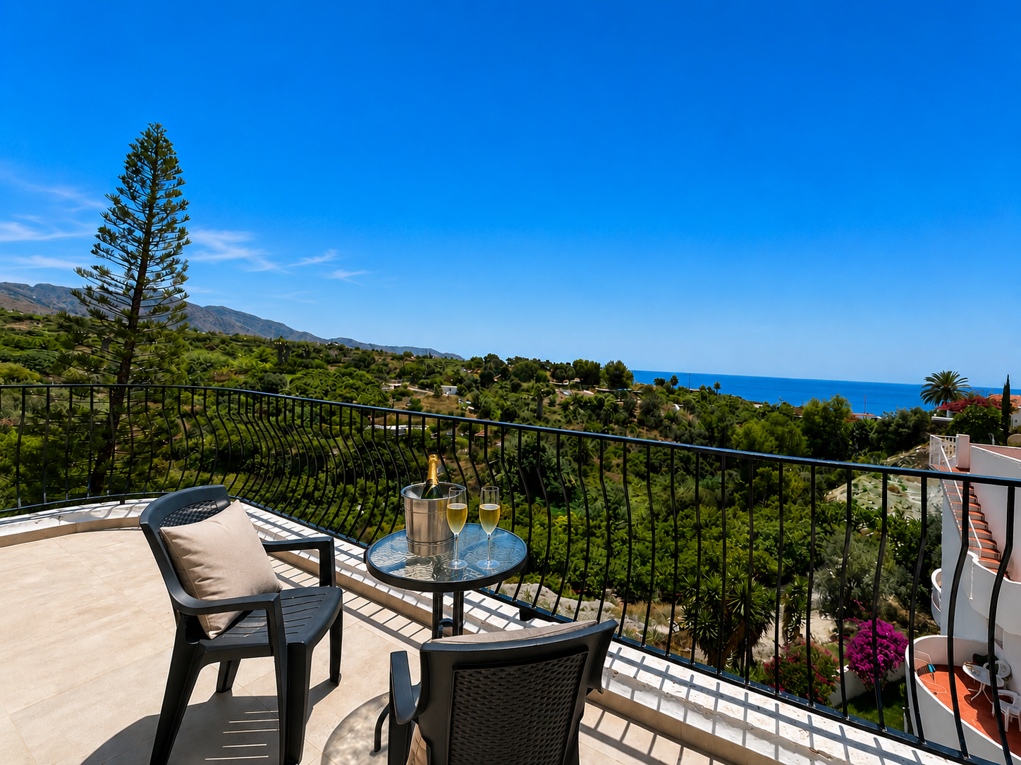 Vrijstaande villa met zeezicht, privézwembad en ideale ligging nabij Playa Burriana – Nerja