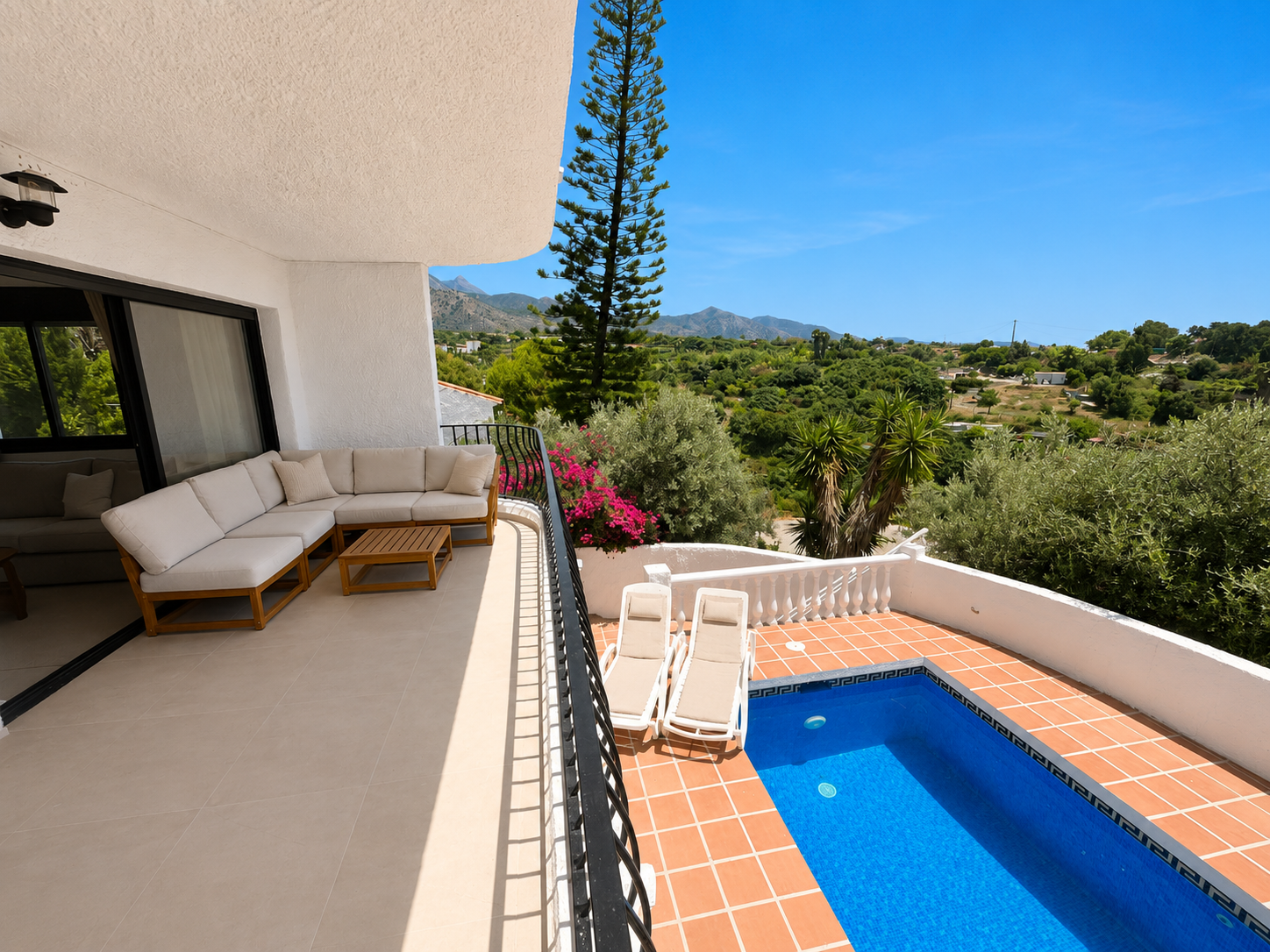 Vrijstaande villa met zeezicht, privézwembad en ideale ligging nabij Playa Burriana – Nerja