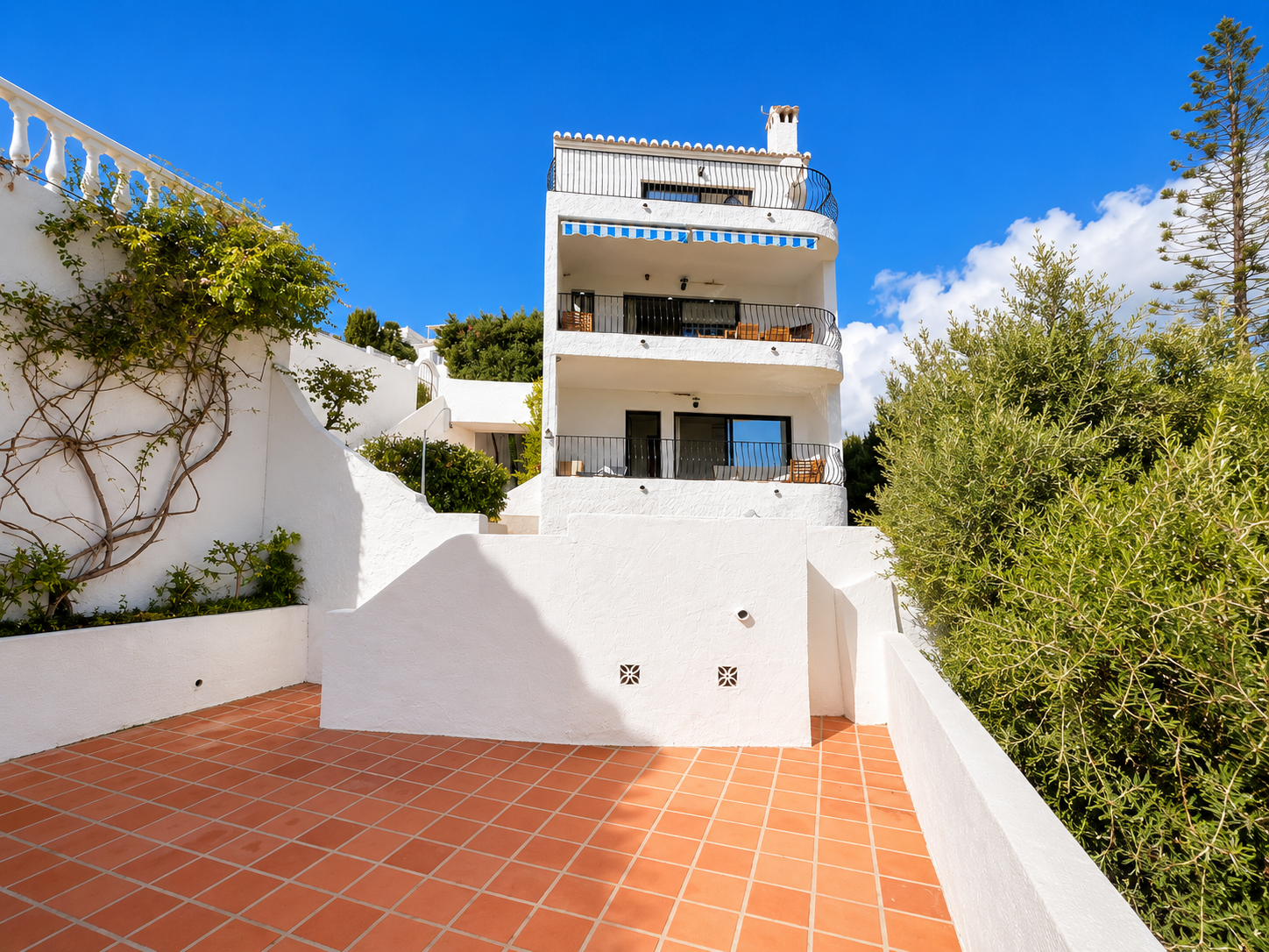 Vrijstaande villa met zeezicht, privézwembad en ideale ligging nabij Playa Burriana – Nerja