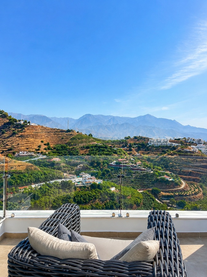 Exclusief penthouse met panoramisch zeezicht en vijfsterrenfaciliteiten in Bayview II, Nerja
