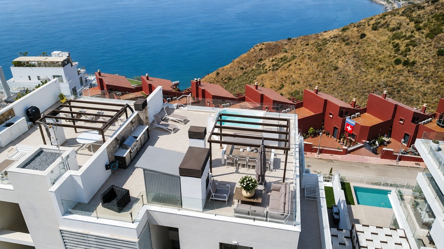 Exclusief penthouse met panoramisch zeezicht en vijfsterrenfaciliteiten in Bayview II, Nerja