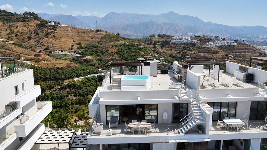 Exclusief penthouse met panoramisch zeezicht en vijfsterrenfaciliteiten in Bayview II, Nerja