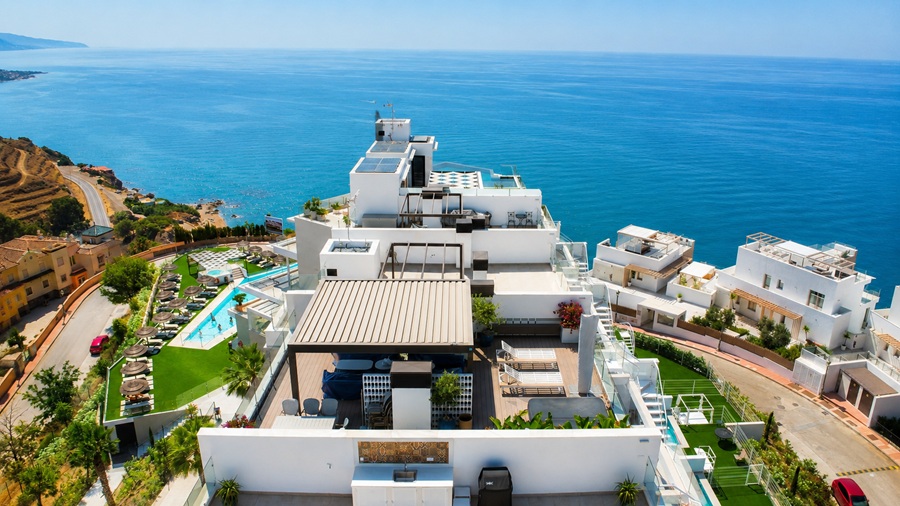 Exclusief penthouse met panoramisch zeezicht en vijfsterrenfaciliteiten in Bayview II, Nerja