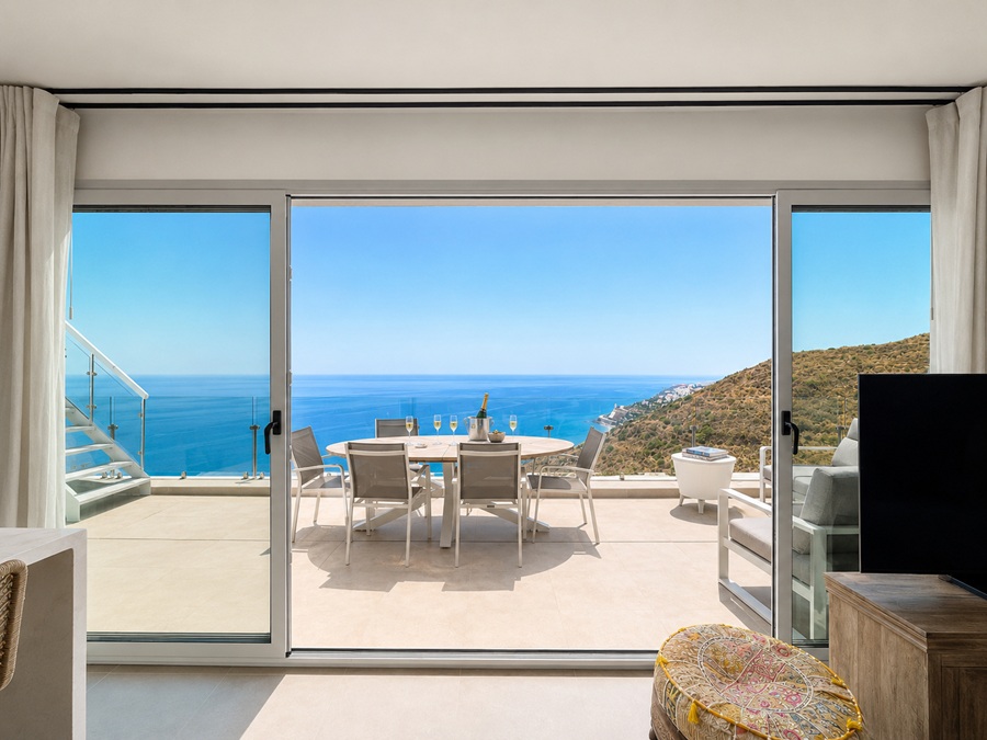 Exclusief penthouse met panoramisch zeezicht en vijfsterrenfaciliteiten in Bayview II, Nerja