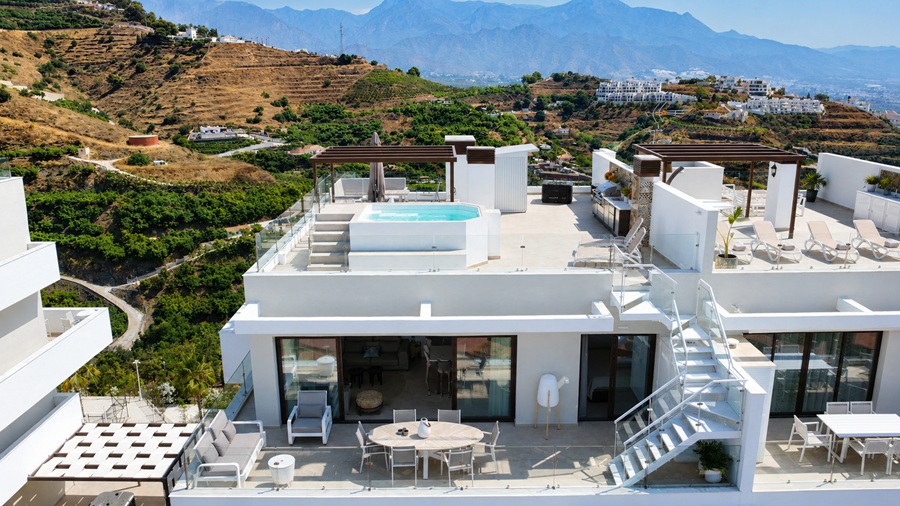 Exclusief penthouse met panoramisch zeezicht en vijfsterrenfaciliteiten in Bayview II, Nerja