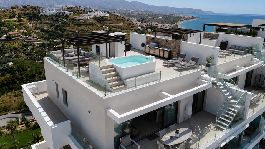 Exclusief penthouse met panoramisch zeezicht en vijfsterrenfaciliteiten in Bayview II, Nerja