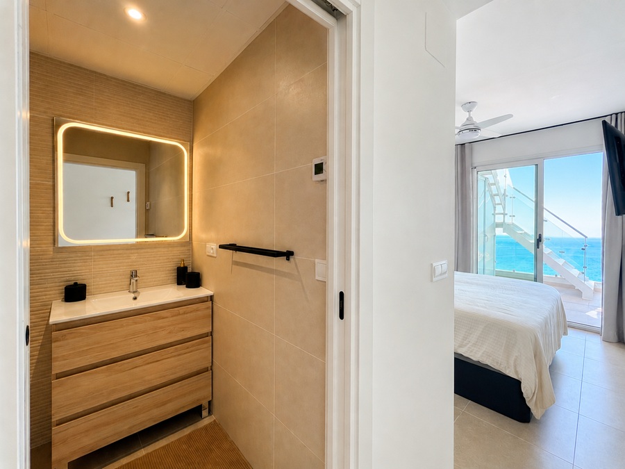 Exclusief penthouse met panoramisch zeezicht en vijfsterrenfaciliteiten in Bayview II, Nerja