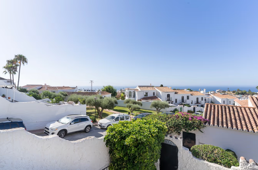 Gerenoveerde vakantiewoning in het gewilde Capistrano Village in Nerja met prachtig uitzicht over Capistrano village en de zee.
