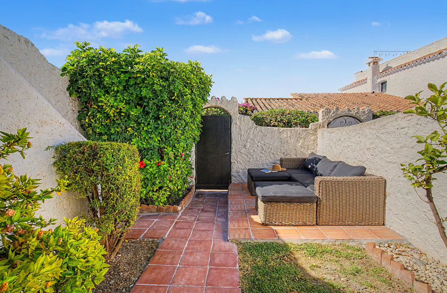 Gerenoveerde vakantiewoning in het gewilde Capistrano Village in Nerja met prachtig uitzicht over Capistrano village en de zee.