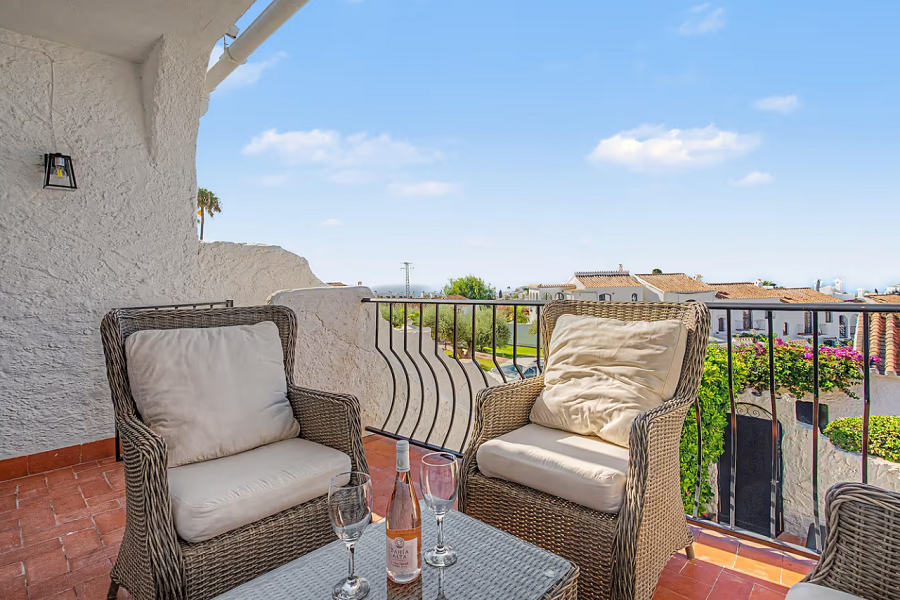 Gerenoveerde vakantiewoning in het gewilde Capistrano Village in Nerja met prachtig uitzicht over Capistrano village en de zee.