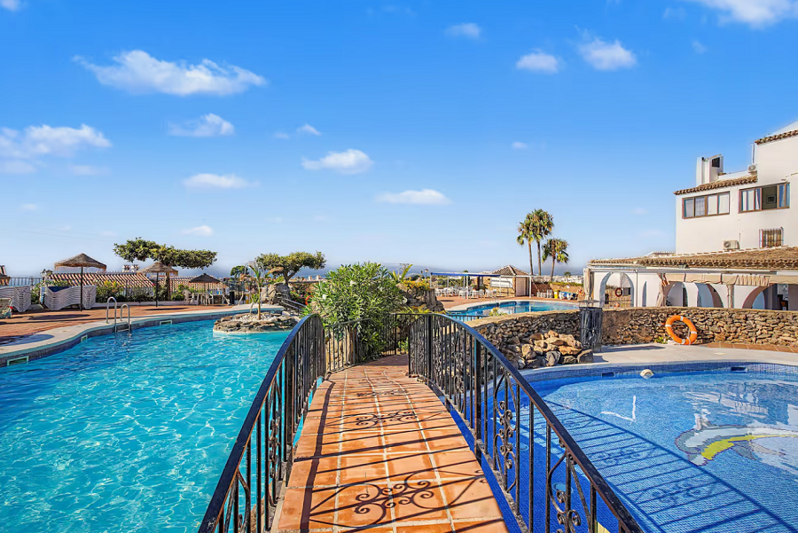 Gerenoveerde vakantiewoning in het gewilde Capistrano Village in Nerja met prachtig uitzicht over Capistrano village en de zee.