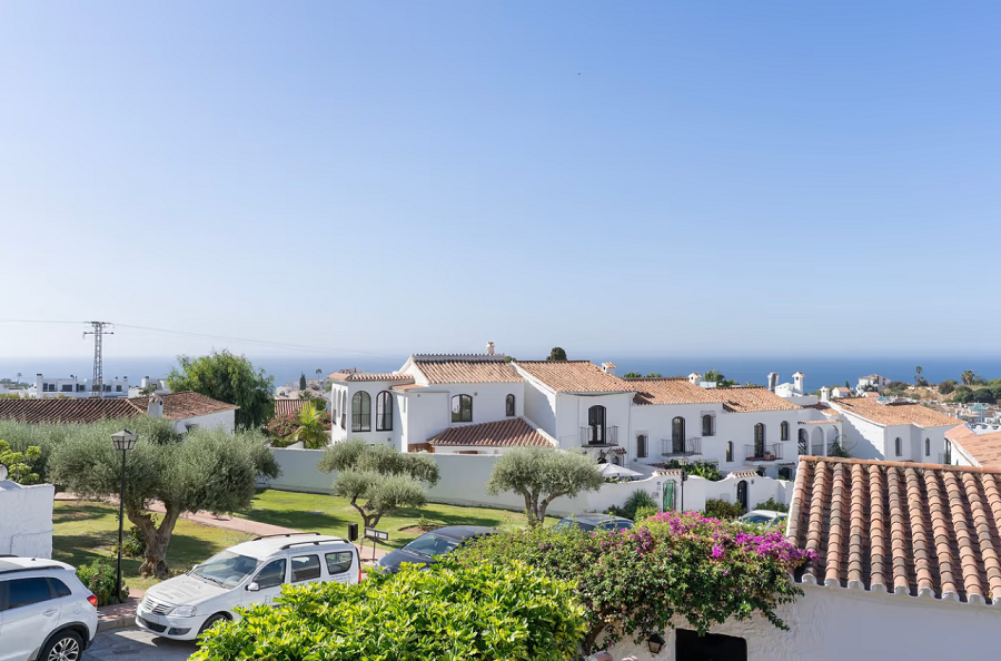 Gerenoveerde vakantiewoning in het gewilde Capistrano Village in Nerja met prachtig uitzicht over Capistrano village en de zee.
