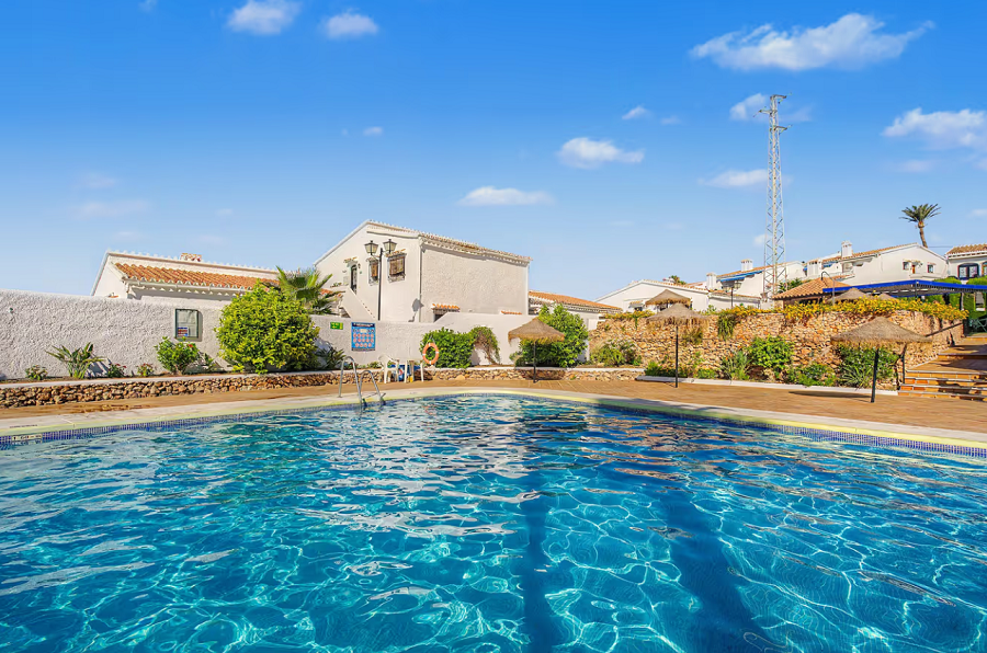 Gerenoveerde vakantiewoning in het gewilde Capistrano Village in Nerja met prachtig uitzicht over Capistrano village en de zee.