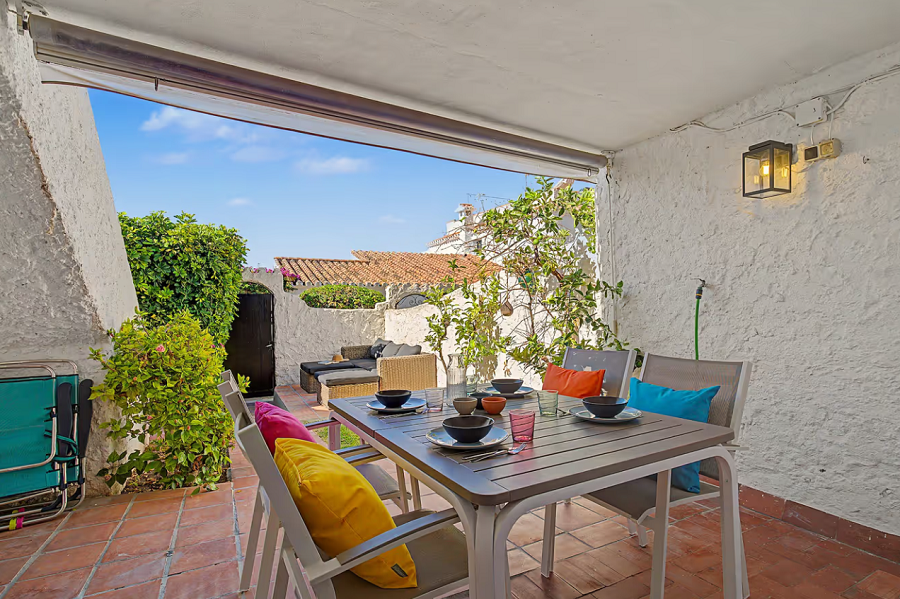 Gerenoveerde vakantiewoning in het gewilde Capistrano Village in Nerja met prachtig uitzicht over Capistrano village en de zee.