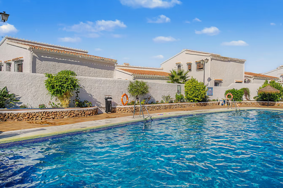 Gerenoveerde vakantiewoning in het gewilde Capistrano Village in Nerja met prachtig uitzicht over Capistrano village en de zee.