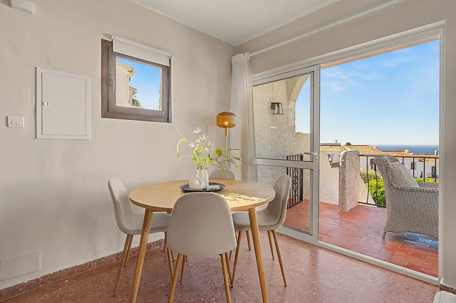 Gerenoveerde vakantiewoning in het gewilde Capistrano Village in Nerja met prachtig uitzicht over Capistrano village en de zee.