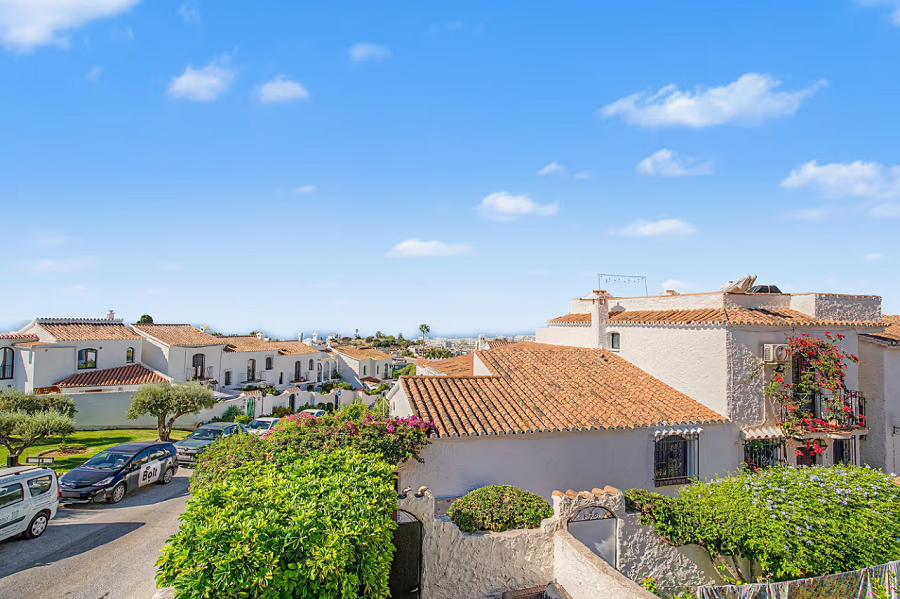 Gerenoveerde vakantiewoning in het gewilde Capistrano Village in Nerja met prachtig uitzicht over Capistrano village en de zee.