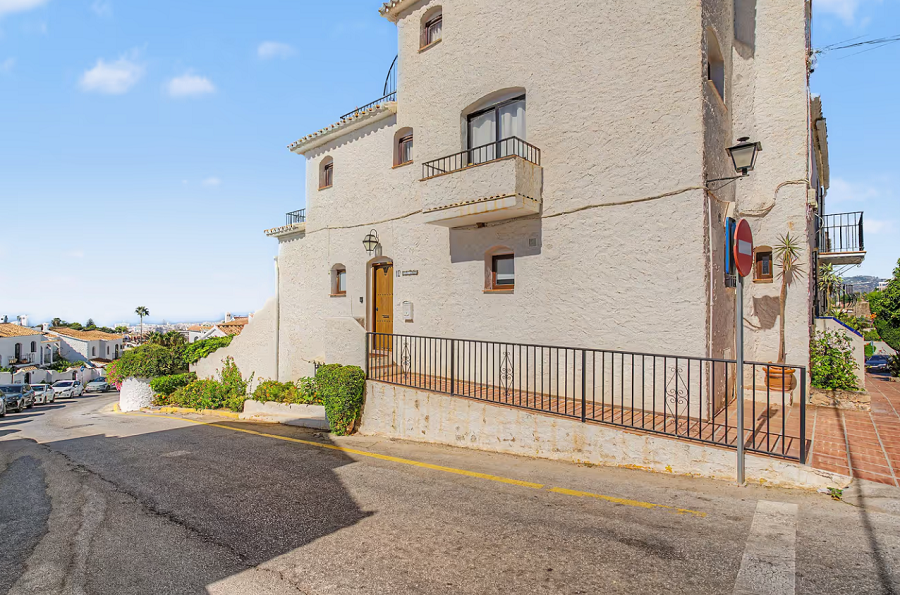 Gerenoveerde vakantiewoning in het gewilde Capistrano Village in Nerja met prachtig uitzicht over Capistrano village en de zee.
