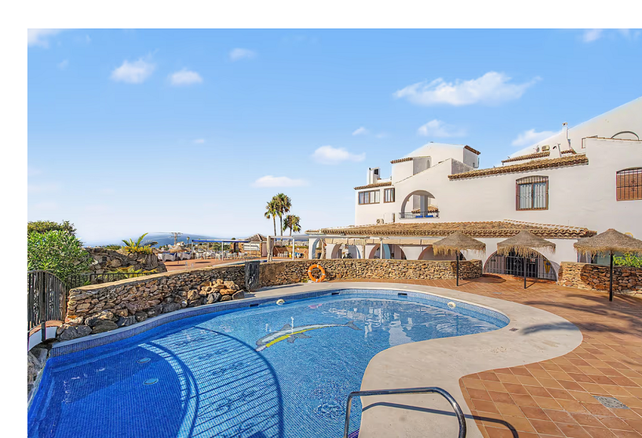 Gerenoveerde vakantiewoning in het gewilde Capistrano Village in Nerja met prachtig uitzicht over Capistrano village en de zee.