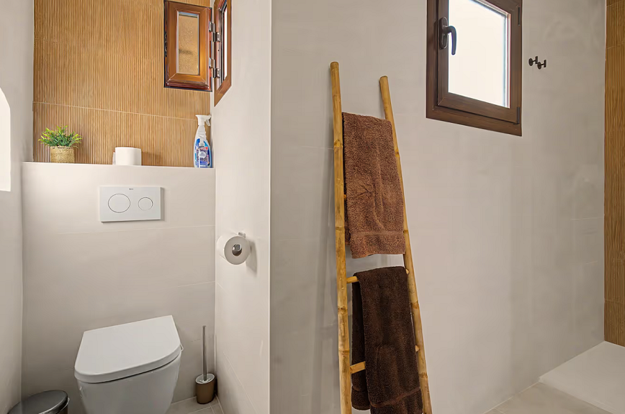 Gerenoveerde vakantiewoning in het gewilde Capistrano Village in Nerja met prachtig uitzicht over Capistrano village en de zee.