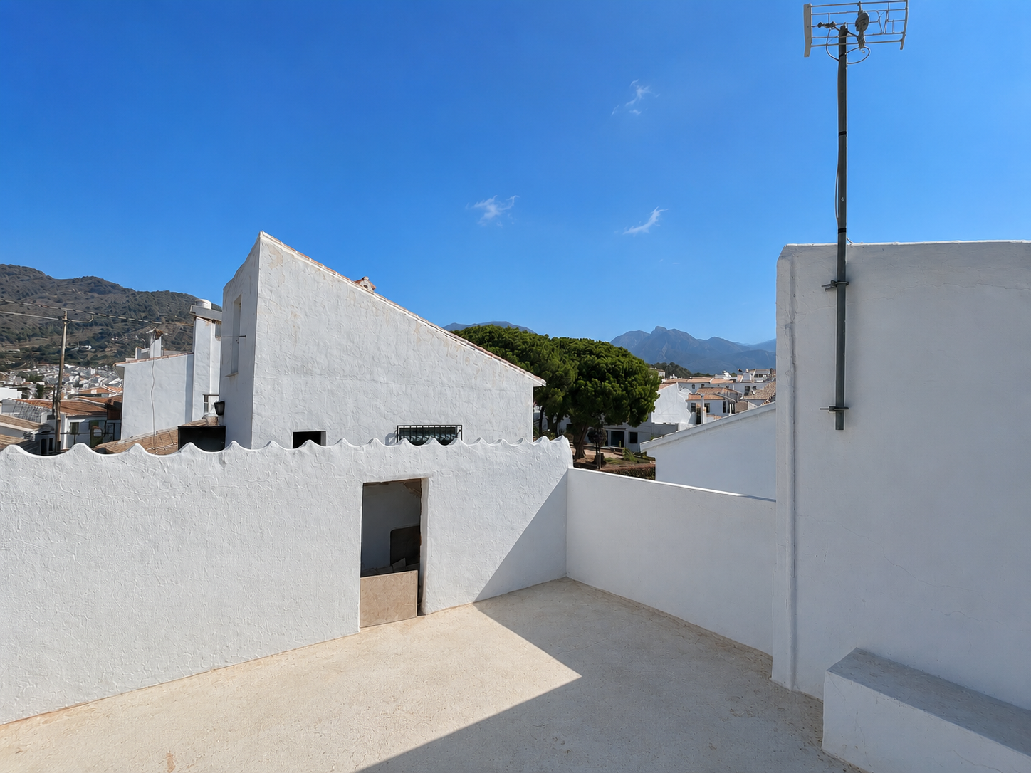 Hoekhuis met terras en panoramisch uitzicht in het hart van Frigiliana