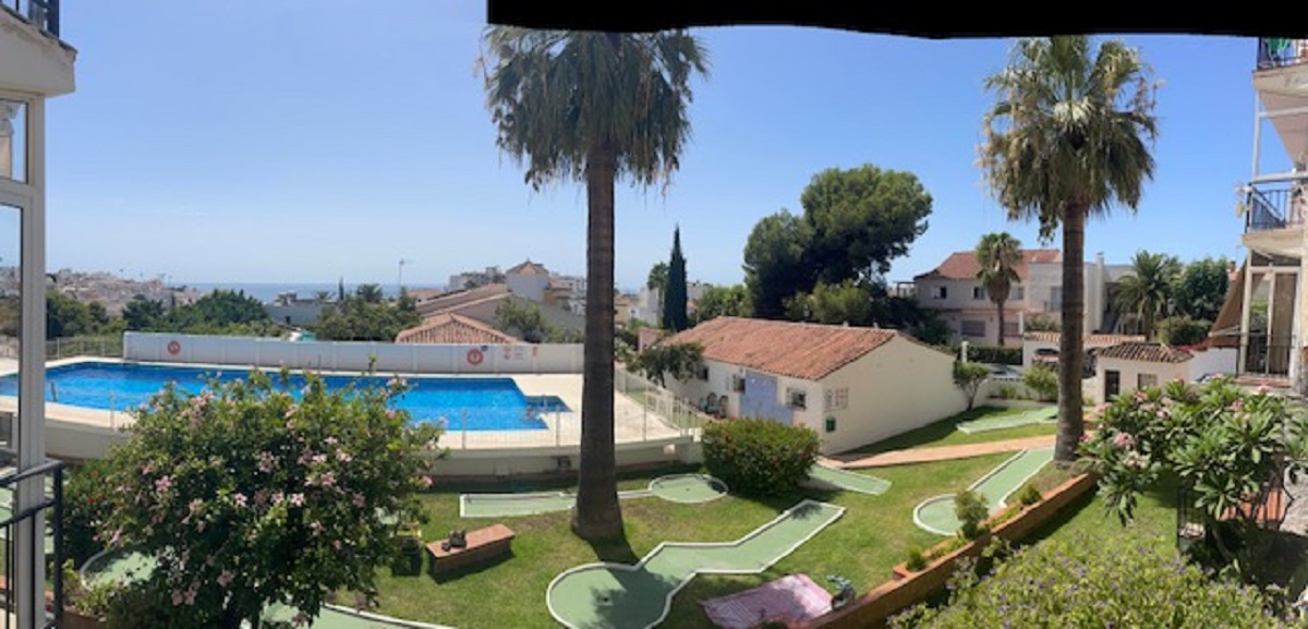 Appartement met zeezicht, ideaal gelegen in het Parador gebied op korte loopafstand van het bekende Burriana strand en het gezellige centrum van Nerja.