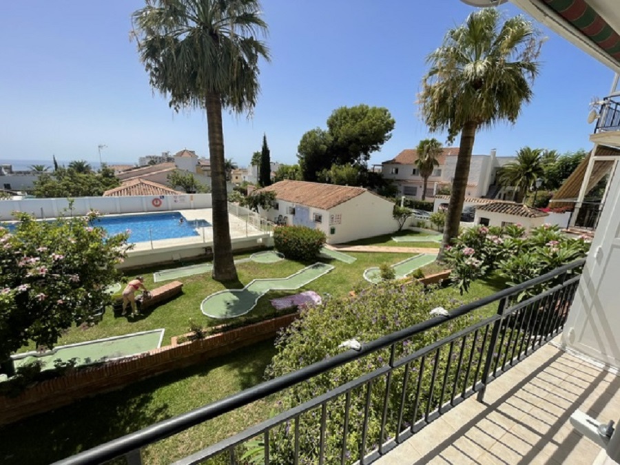 Appartement met zeezicht, ideaal gelegen in het Parador gebied op korte loopafstand van het bekende Burriana strand en het gezellige centrum van Nerja.