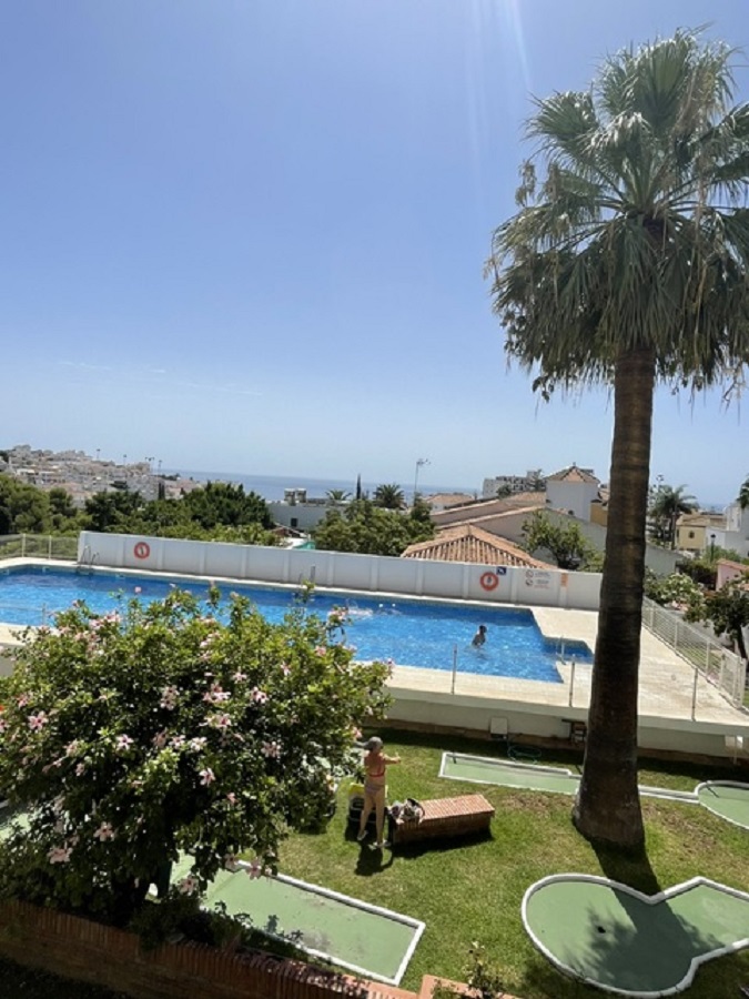 Appartement met zeezicht, ideaal gelegen in het Parador gebied op korte loopafstand van het bekende Burriana strand en het gezellige centrum van Nerja.