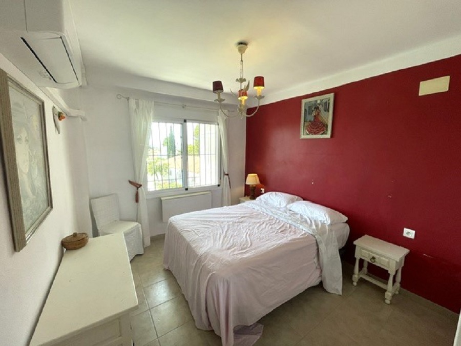 Appartement met zeezicht, ideaal gelegen in het Parador gebied op korte loopafstand van het bekende Burriana strand en het gezellige centrum van Nerja.