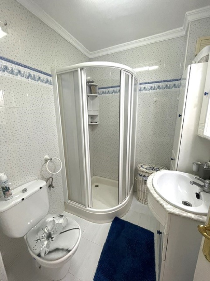Appartement met zeezicht, ideaal gelegen in het Parador gebied op korte loopafstand van het bekende Burriana strand en het gezellige centrum van Nerja.