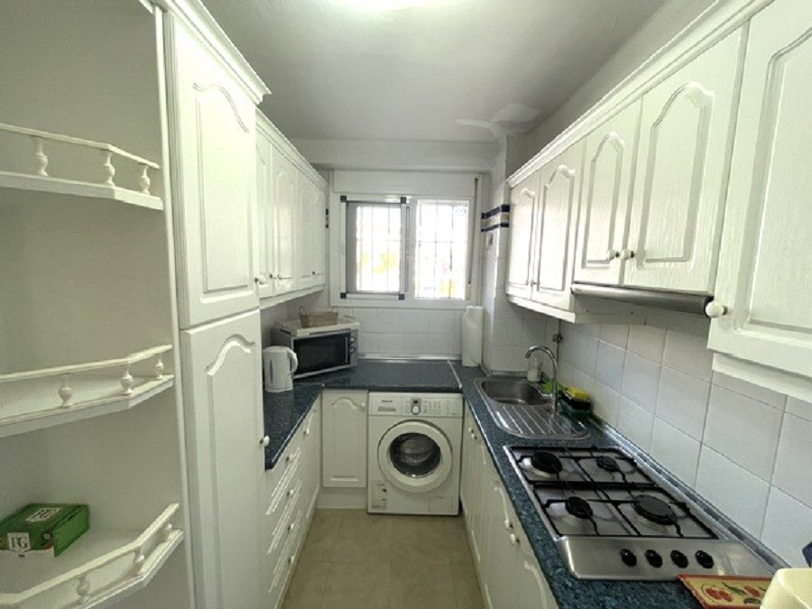 Appartement met zeezicht, ideaal gelegen in het Parador gebied op korte loopafstand van het bekende Burriana strand en het gezellige centrum van Nerja.