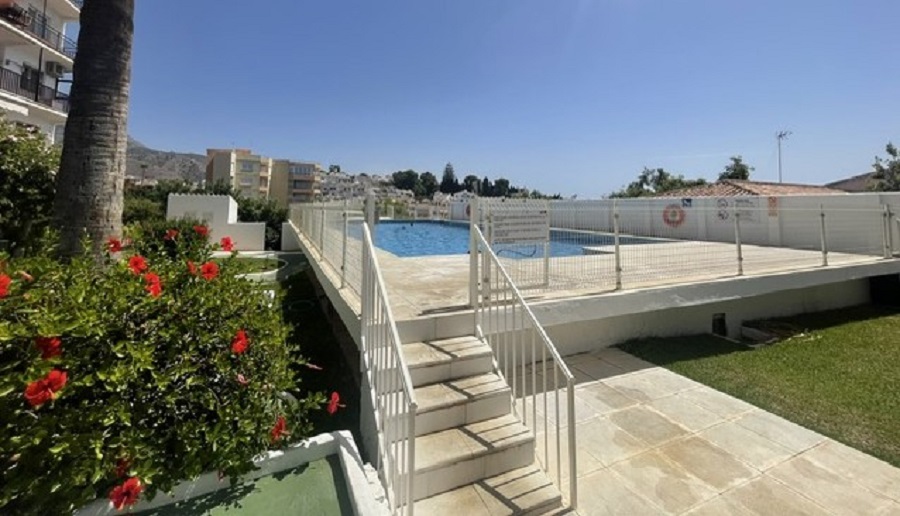 Appartement met zeezicht, ideaal gelegen in het Parador gebied op korte loopafstand van het bekende Burriana strand en het gezellige centrum van Nerja.