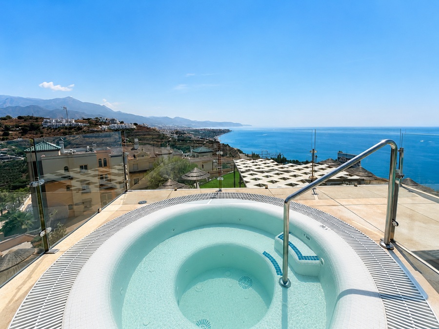 Exklusives Penthouse mit Panoramablick auf das Meer und Fünf-Sterne-Einrichtungen in Bayview II, Nerja