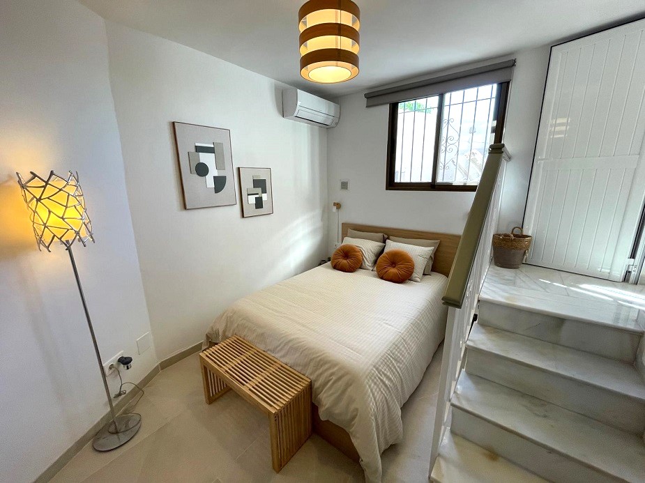Fuldstændig renoveret feriehus med to soveværelser i den populære Capistrano Village i Nerja med delvis havudsigt