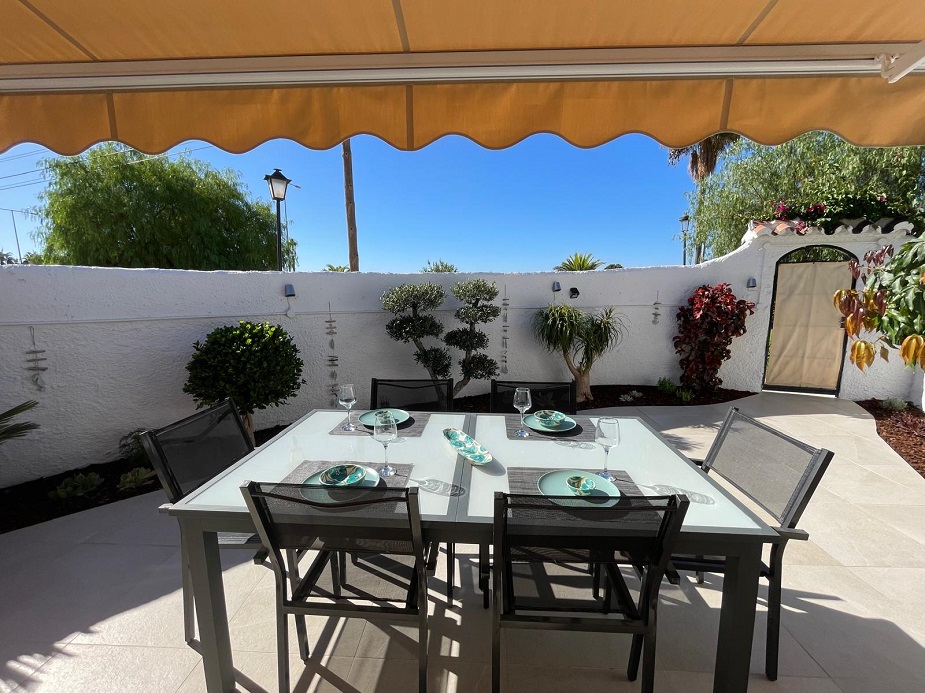 Fuldstændig renoveret feriehus med to soveværelser i den populære Capistrano Village i Nerja med delvis havudsigt