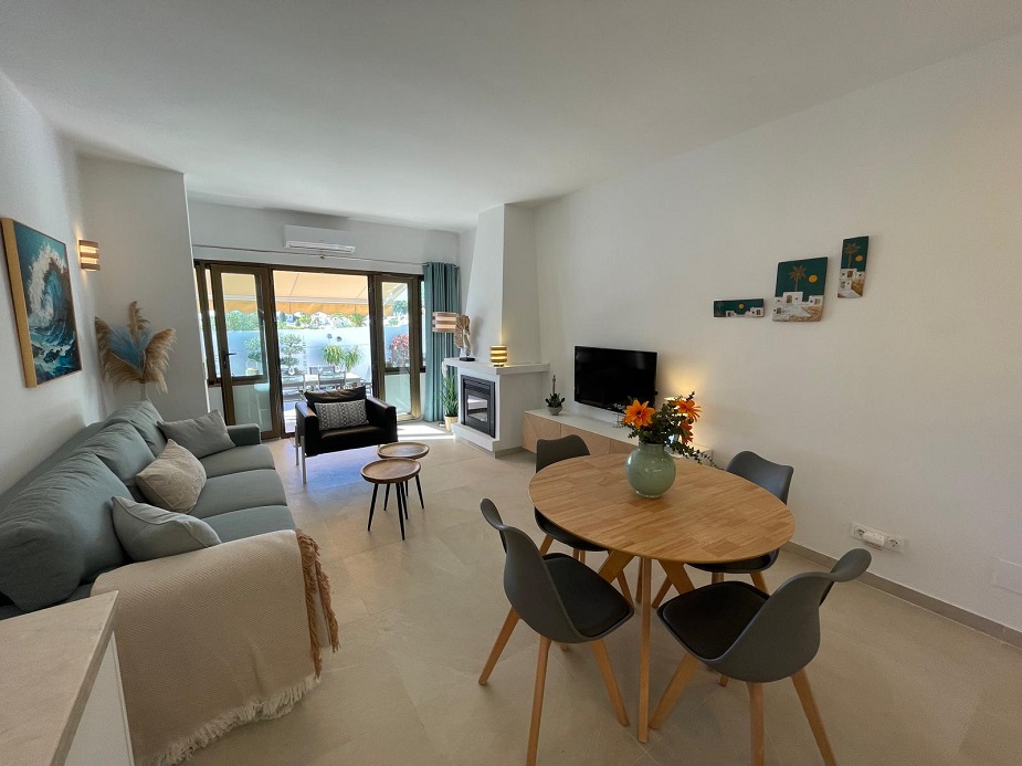 Fuldstændig renoveret feriehus med to soveværelser i den populære Capistrano Village i Nerja med delvis havudsigt