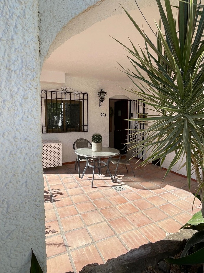 Fuldstændig renoveret feriehus med to soveværelser i den populære Capistrano Village i Nerja med delvis havudsigt