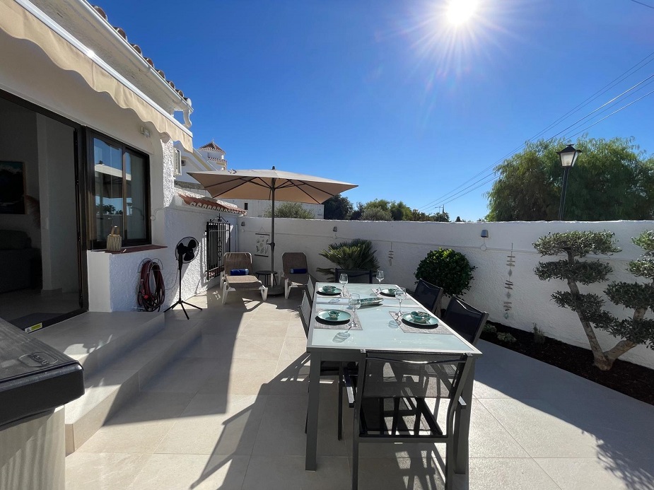 Fuldstændig renoveret feriehus med to soveværelser i den populære Capistrano Village i Nerja med delvis havudsigt