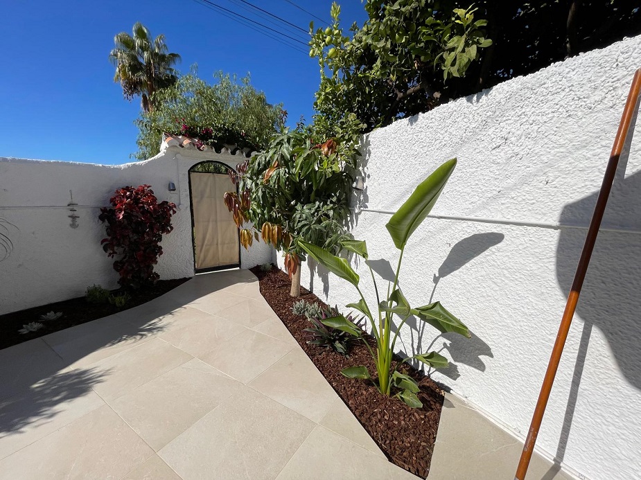 Fuldstændig renoveret feriehus med to soveværelser i den populære Capistrano Village i Nerja med delvis havudsigt