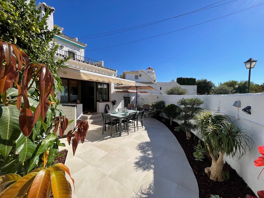 Fuldstændig renoveret feriehus med to soveværelser i den populære Capistrano Village i Nerja med delvis havudsigt